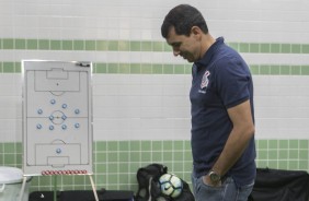 Antes de enfrentar o Coritiba, Carille caminha pelo vestiário do Couto Pereira