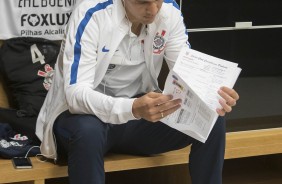 Balbuena aguarda no vestirio da Arena Corinthians o jogo contra o Cruzeiro