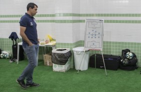 Carille aguarda no vestirio do Couto Pereira o incio da partida contra o Coritiba