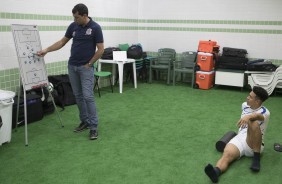 Carille passa instrues tticas para Marquinhos Gabriel, que vai substituir Jadson, contra o Coxa