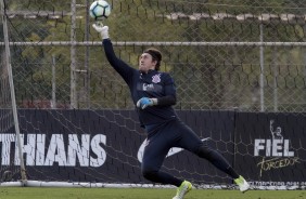 Cássio treinando as defesaças durante treino desta segunda-feira