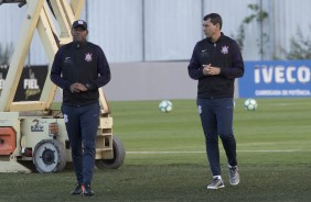 Fabinho e Carille caminham durante treino desta tera-feira no CT Joaquim Grava