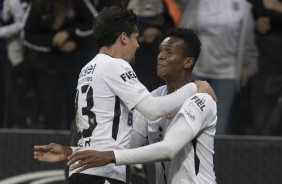 Fagner e Jô comemoram o gol do atacante contra o Bahia