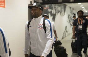 Fellipe Bastos chega sorridente à Arena para enfrentar o Bahia