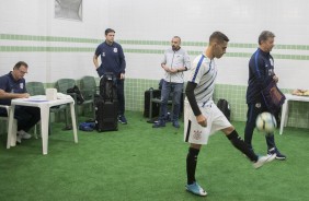 Gabriel se aquece antes de encarar o Coritiba, no Couto Pereira, pelo Brasileirão
