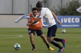 Jadson e Marciel em disputa de bola durante treino desta segunda-feira