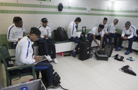Jogadores reunidos no vestiário do Couto Pereira antes do duelo contra o Coritiba