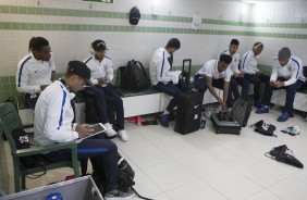 Jogadores reunidos no vestirio do Couto Pereira antes do duelo contra o Coritiba