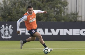 Léo Jabá conduz a pelota durante treino desta segunda-feira, no CT