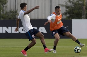 Lo Jab e Pedrinho disputam a bola durante treino no CT