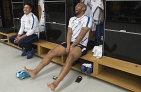 Marquinhos Gabriel e Fellipe Bastos em clima descontraído no vestiário antes de encarar o Bahia