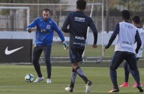 O goleiro Walter com a bola nos ps durante atividade desta tera-feira no CT