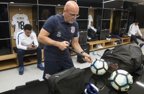 O roupeiro Edzio organizando o vestirio para o duelo contra o Bahia