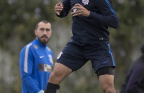 Pablo cabeceia a bola no treino de hoje