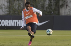 Paulo Roberto tocando a bola no treino da tarde no CT