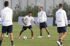 Pedrinho e Léo Príncipe no treino de segunda-feira, no CT Joaquim Grava