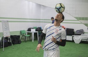 Rodriguinho brinca com a bola no vestiário do Couto Pereira