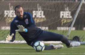 Walter treina no CT e segue como sombra de Cássio