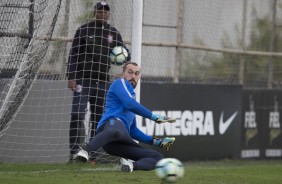Walter treina para manter a forma e ser a sombra de Cássio na busca pela titularidade