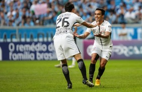 Rodriguinho e Jadson vibram demais pelo gol marcado contra o Grmio