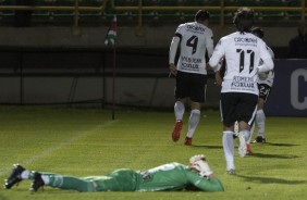 Balbuena, Romero e Cayton comemoram gol no segundo tempo contra o Patriotas, da Colmbia.