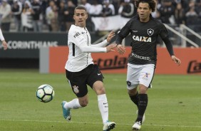 Gabriel jogando contra o Botafogo, na Arena Corinthians