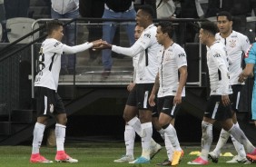 J sendo cumprimentado pelo companheiro aps marcar o gol da vitria sobre o Botafogo