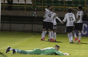 Jogadores do Corinthians comemoram gol no segundo tempo contra o Patriotas, da Colmbia.