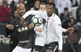 O atacante Jô aproveito boa jogada de Pedrinho para anotar o gol contra o Botafogo