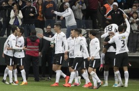O time inteiro comemorando o gol de Jô contra o Botafogo
