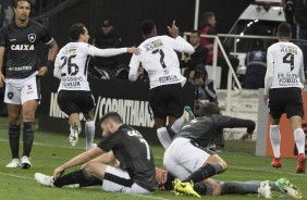 Rodriguinho e J correm para comemorar o gol do atacante