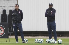 Carille e Fabinho observam o treino da manh deste sbado, no CT