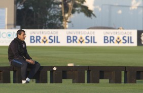 Carille observa sentado o treino de hoje