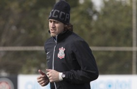 Cássio corre para aquecer durante o treino de reapresentação do Corinthians
