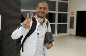 Clayton todo sorridente chegando  Arena para encarar o Botafogo, pelo Brasileiro