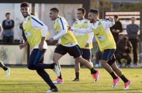 Corre que é gol! Jogadores comemoram durante o treino de hoje