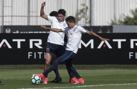 Disputa de bola entre Pedrinho e Giovanni Augusto no treino