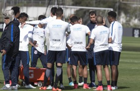 Elenco concentrado para ouvir as instruções do técnico Carille durante o treino