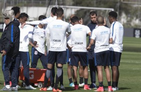 Elenco concentrado para ouvir as instrues do tcnico Carille durante o treino