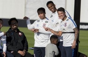 Elenco no maior sorriso durante treino da tarde no CT