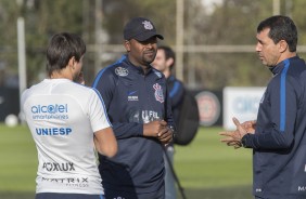 Fabinho e Carille falam com Romero no treinamento desta tarde