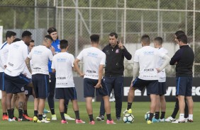 Fábio Carille orientando o elenco durante o treino deste sábado