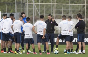 Fbio Carille orientando o elenco durante o treino deste sbado