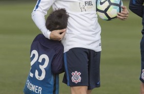 Fagner e seu filho no treino de hoje; O garoto faz um sucesso l no CT