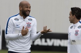 Fellipe Bastos conversa com Jadson durante treino da manhã deste sábado