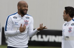 Fellipe Bastos conversa com Jadson durante treino da manh deste sbado