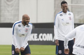 Fellipe Bastos e Jô são todo sorrisos