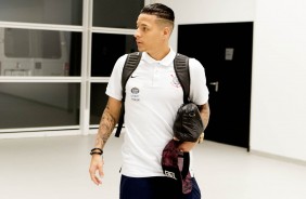 Guilherme Arana chega ao estádio para enfrentar o Botafogo, pelo Brasileirão