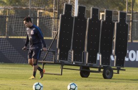Jadson carrega a barreira para treinar finalizações