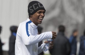 J abre o sorriso durante o treino frio dessa manh